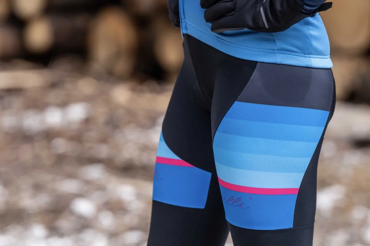 damskiespodnierowerowerogelliimpressiizelowwkadkrowerowczarnoniebieskorowe_12.webp Rogelli Łyżworolki | Wszystkie Produkty<DamskiespodnieroweroweIMPRESSIIzżelowąwkładkąrowerową,czarno-niebiesko-różowe