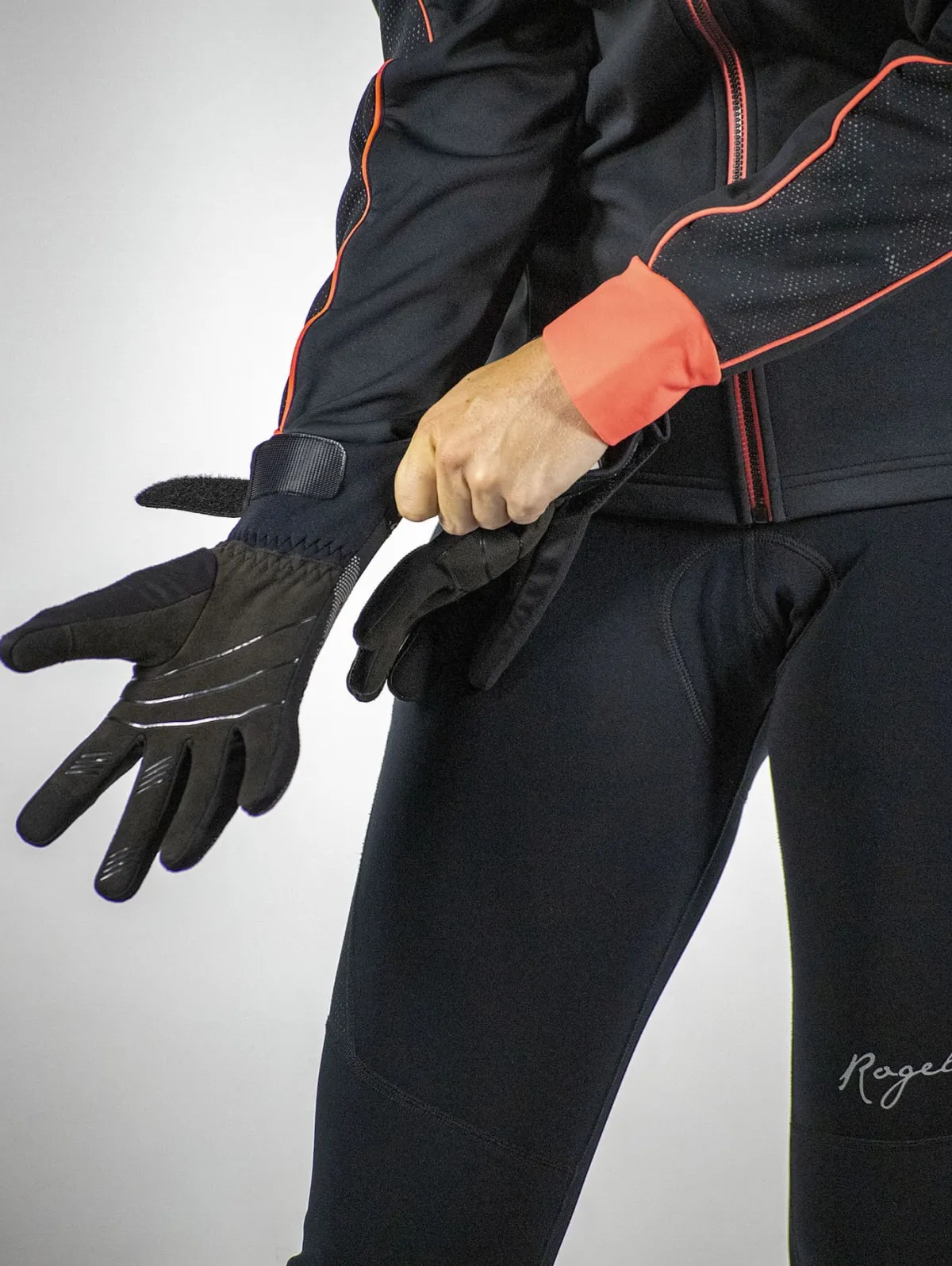 Rogelli Łyżworolki | Wszystkie Produkty<ZimowedamskierękawicesoftshelloweFLASHzdużymodblaskowymnadrukiem,czarne